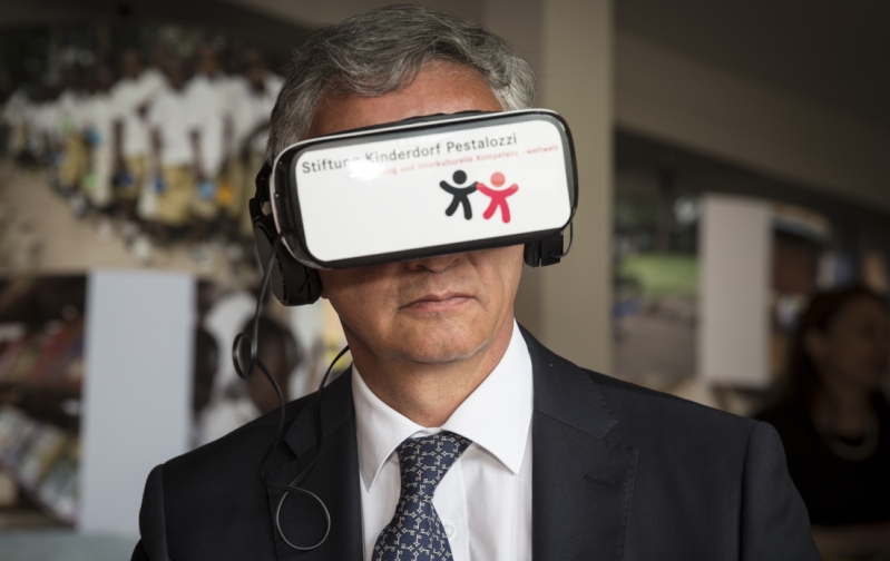 Bundesrat Burkhalter mit Virtual Reality Brille